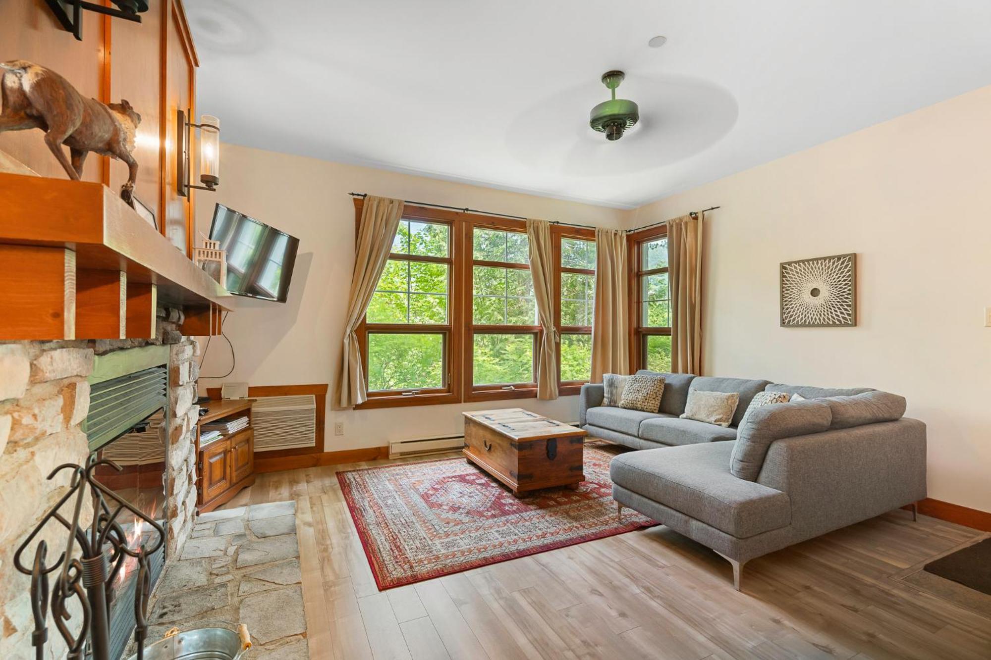 Les Eaux - 2Bdrs W Pool & Hot Tub Near Village Mont-Tremblant Bagian luar foto