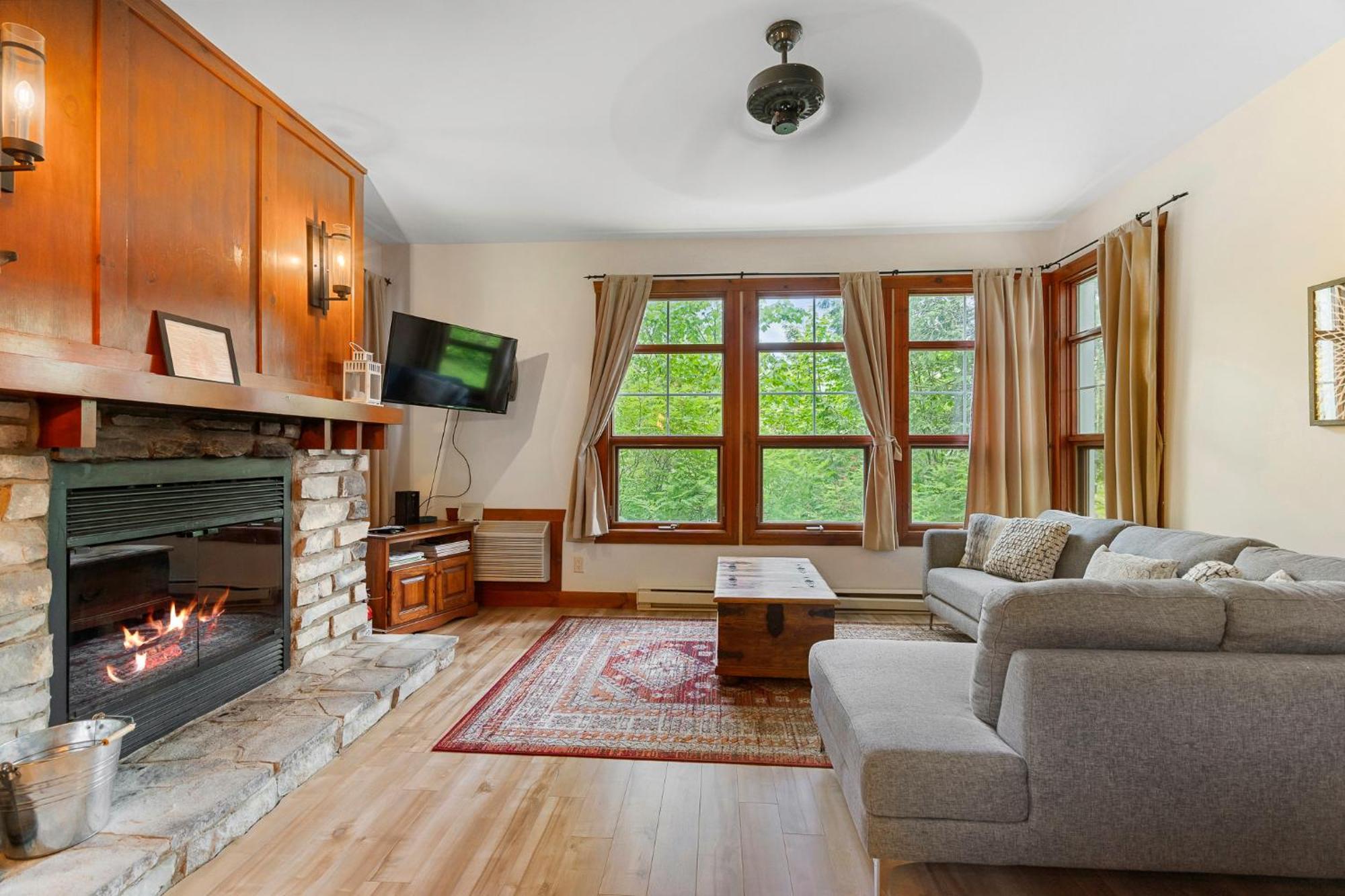 Les Eaux - 2Bdrs W Pool & Hot Tub Near Village Mont-Tremblant Bagian luar foto