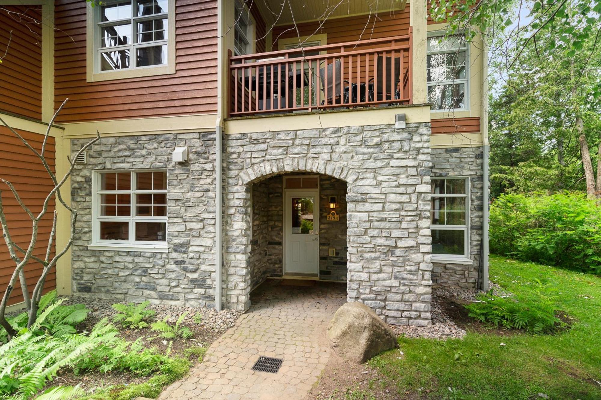 Les Eaux - 2Bdrs W Pool & Hot Tub Near Village Mont-Tremblant Bagian luar foto